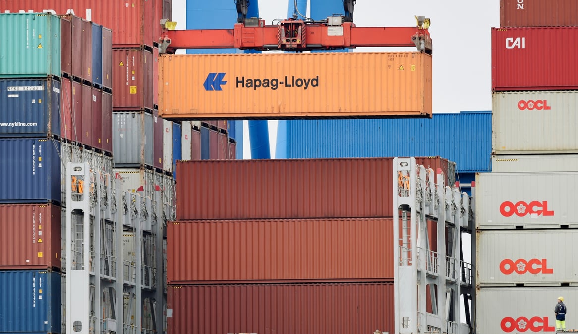 Un container hapag lloyd dans un port en allemagne