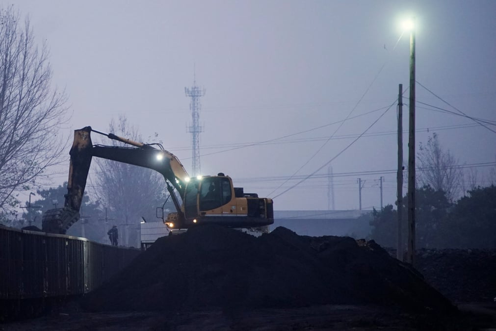 Une pelleteuse charge du charbon dans un train a pingdingshan, en chine