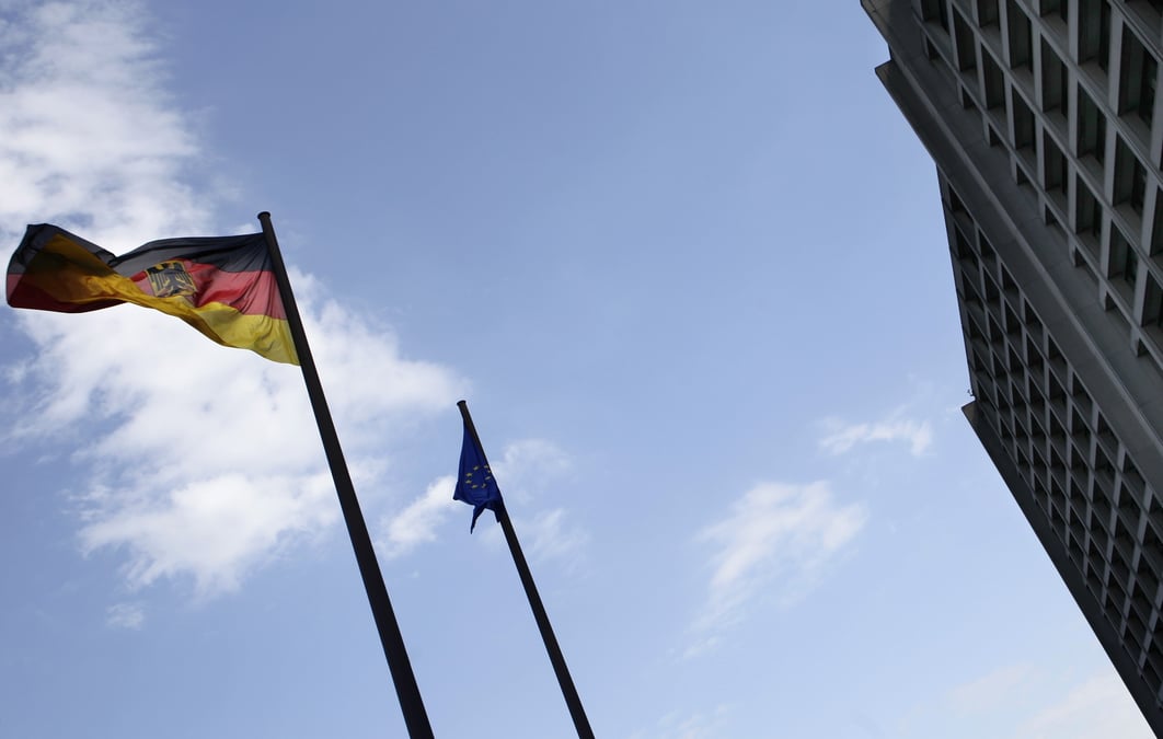 Un drapeau allemand et un drapeau de l'union europeenne devant le siege de la banque centrale allemande