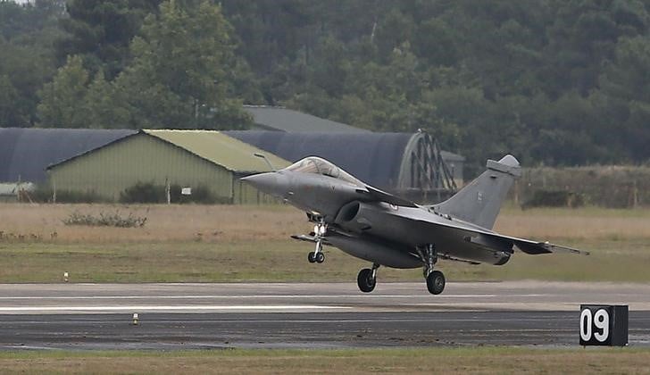 Premieres frappes aeriennes francaises en syrie