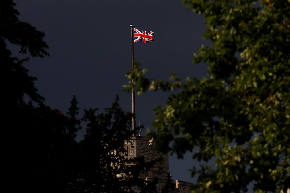 Un drapeau union jack flotte au chateau de windsor