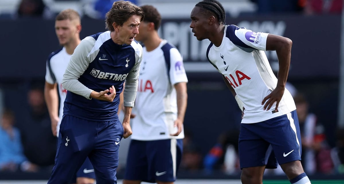 Thomas Frank, entraîneur de Tottenham Hotspur, et Mathys Tel, lors d'un match amical de pré-saison le 26 juillet.