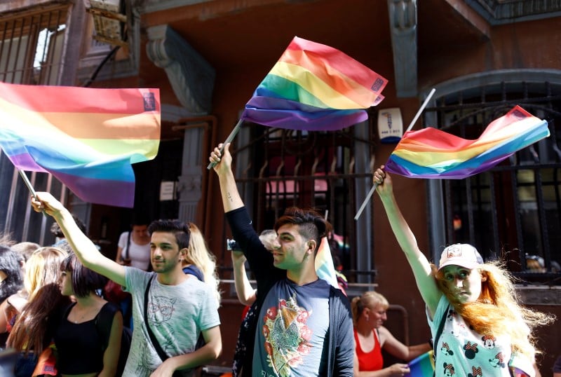 "trans pride" d'istanbul dispersee par la police