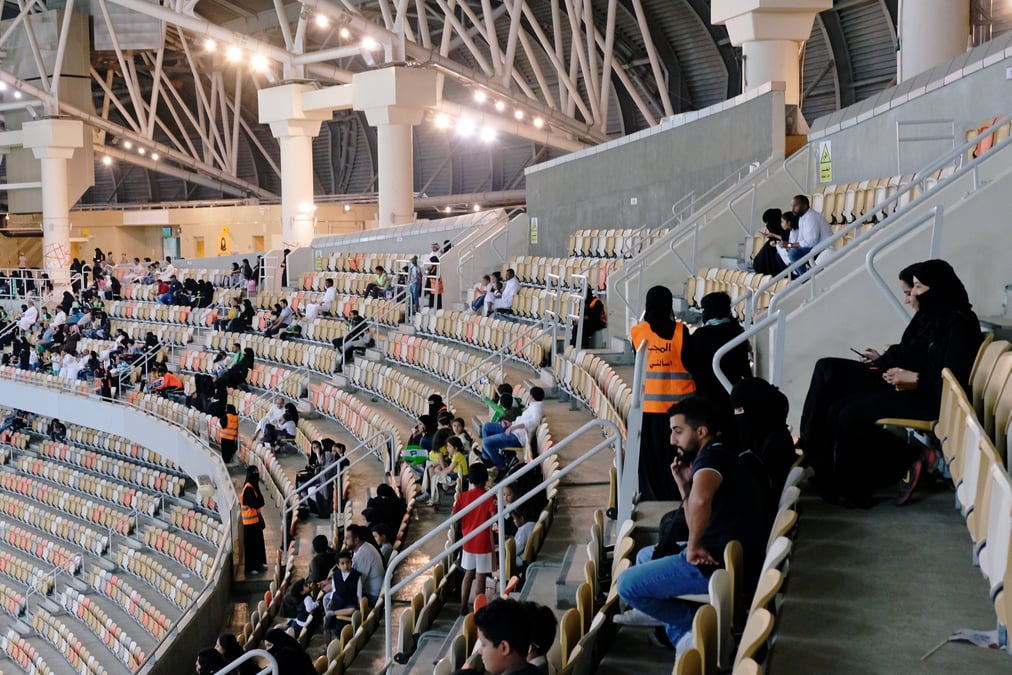 En arabie saoudite, des femmes ont assiste a un match de football masculin