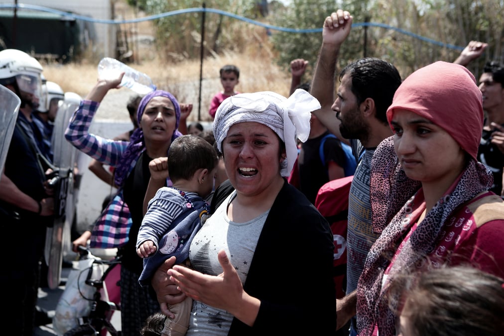 La grece va transferer 2.000 migrants de lesbos sur le continent
