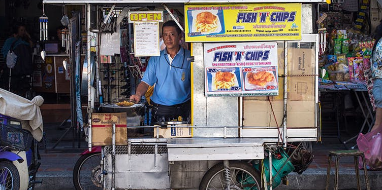 Vendeur ambulant de fish-and-chips à Chiang Mai (Thaïlande), en 2014. Takeaway/Wikimedia, CC BY