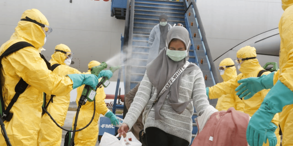 Des médecins diffusent un spray antiseptique sur une femme rapatriée de Chine en Indonésie, le 2 février 2020.