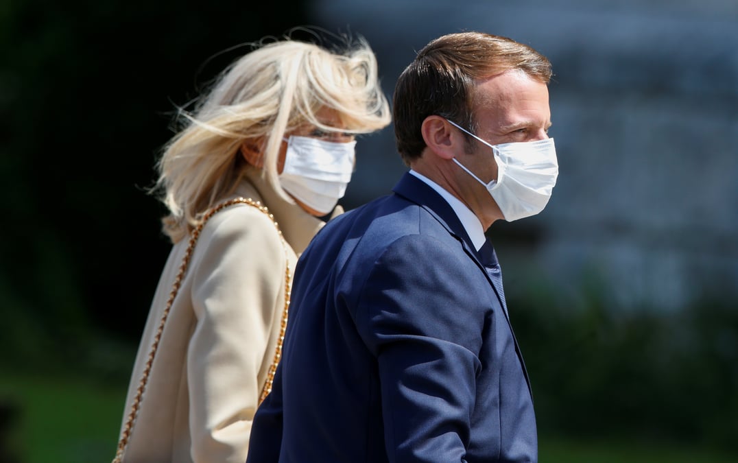 Emmanuel et brigitte macron souhaitent un prompt retablissement a donald et melania trump