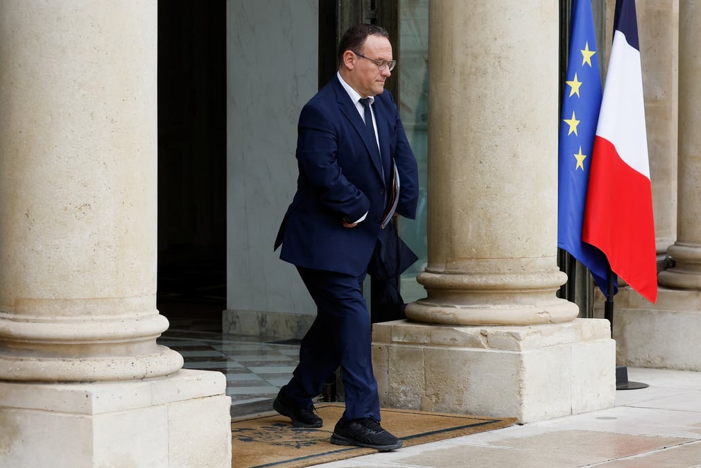 France: abad refute les accusations de viol et reste ministre
