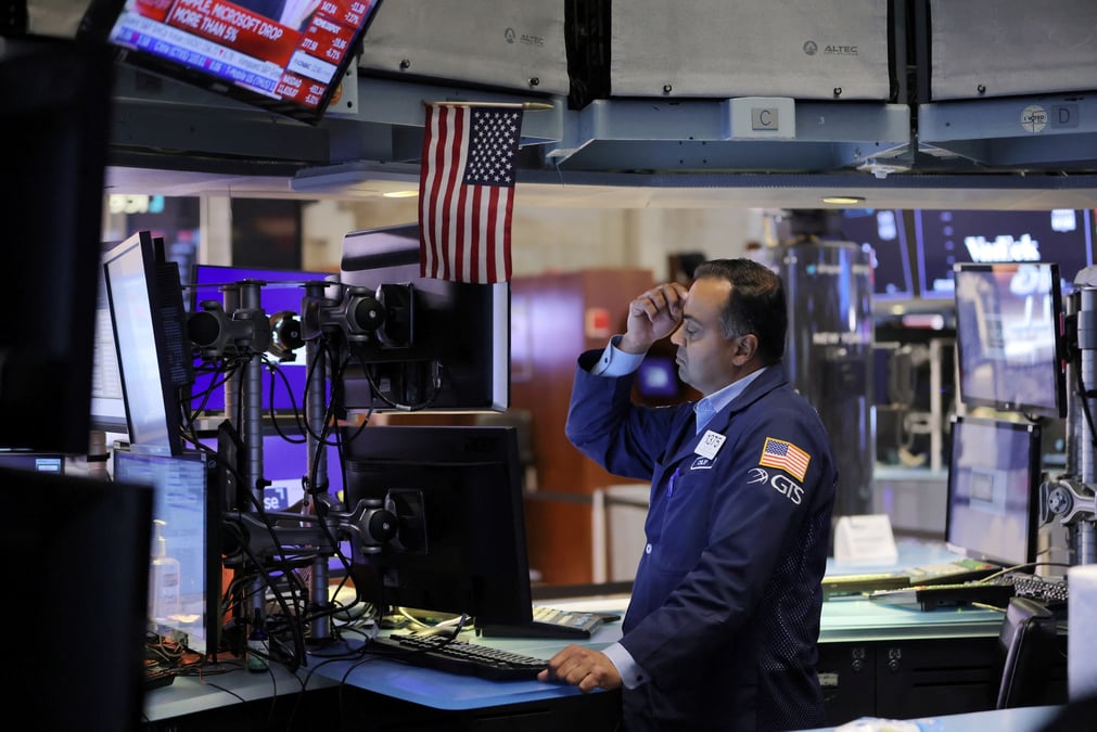 Un trader travaille a la bourse de new york