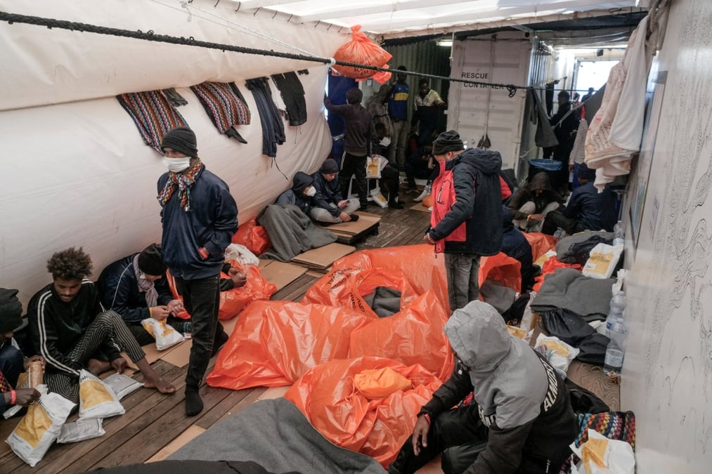 Le navire de sauvetage "ocean viking" avec 234 personnes a bord attend la permission d'accoster.