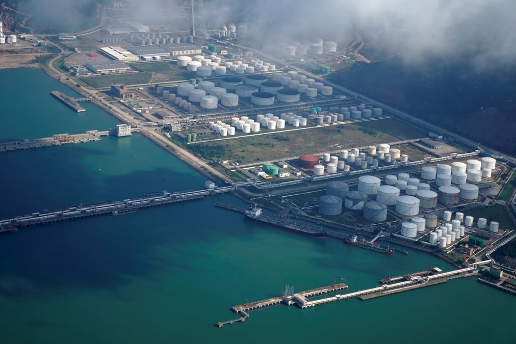 Des reservoirs de petrole et de gaz dans le port de jiuzhou