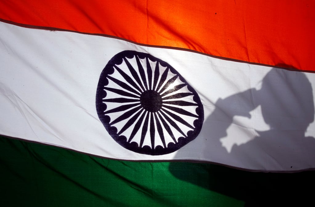 L'ombre d'un enfant est visible derriere le drapeau national indien a siliguri