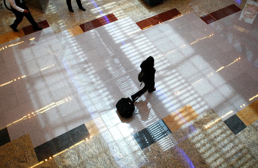 Un passager dans l'aeroport hartsfield-jackson d'atlanta