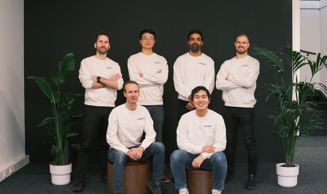 Fondée par trois Français, la start-up Moonwatt entend rendre les centrales solaires pilotables.