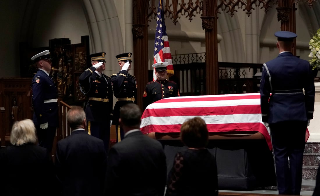 Le cercueil de george h.w. bush transporte au texas