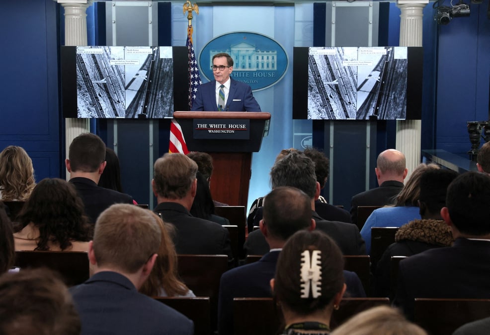 Le coordinateur des communications strategiques du conseil de securite nationale de la maison blanche, john kirby, s'exprime lors d'un point de presse a washington