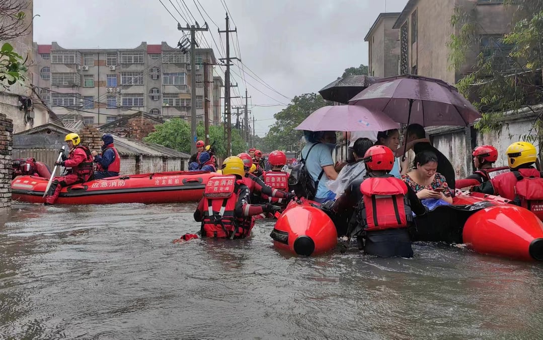 Des secouristes evacuent des residents a beihai, en chine
