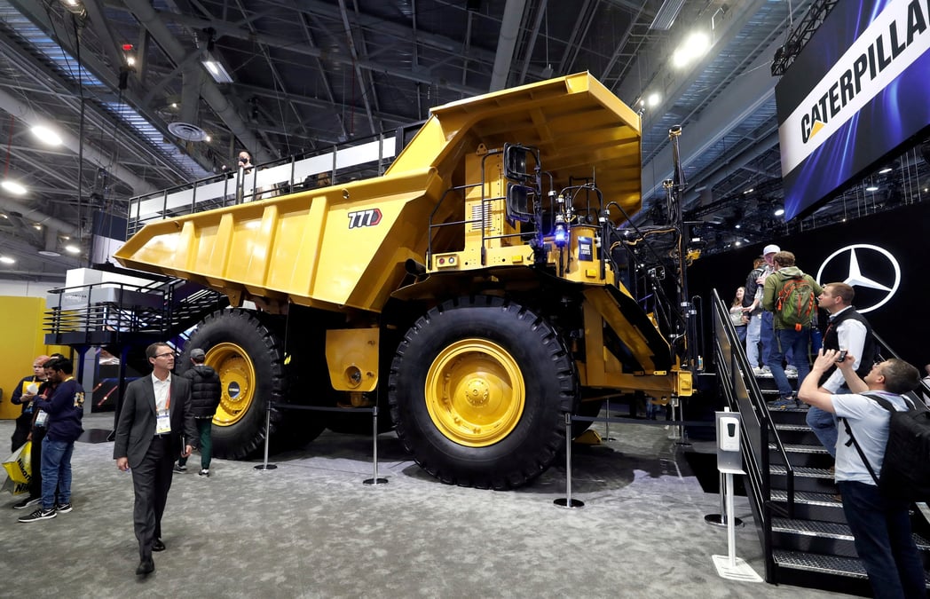 Un camion minier autonome caterpillar 777 est expose lors du ces 2023