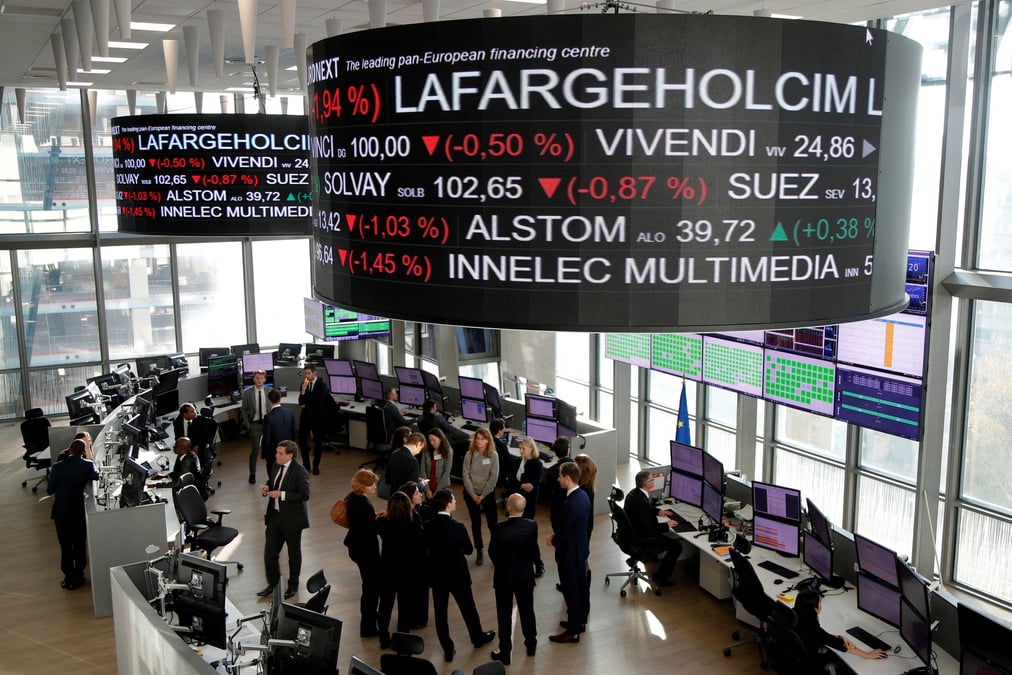 Les analystes de l'operateur boursier euronext au siege du groupe dans le quartier financier de la defense