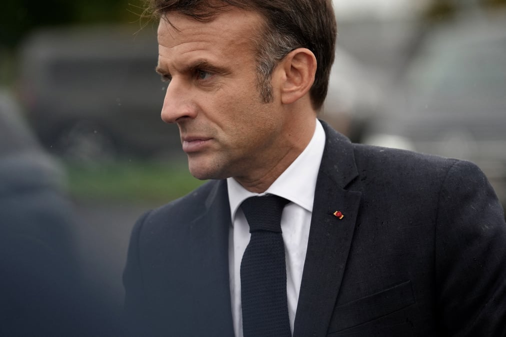 Le president francais macron visite un camp militaire dans l'est de la france