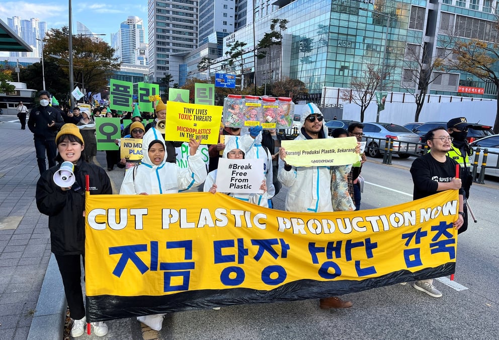 En coree du sud, des militants ecologistes demandent des mesures strictes contre les dechets plastiques lors des negociations de l'onu