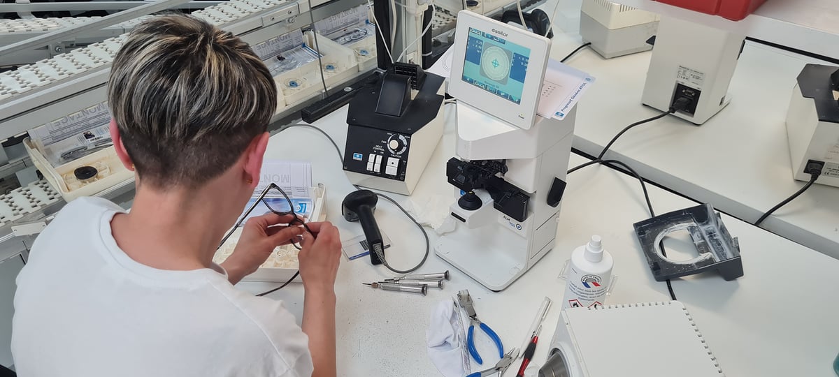 Parmi les dispositifs médicaux, on compte les lunettes ou encore les prothèses auditives.