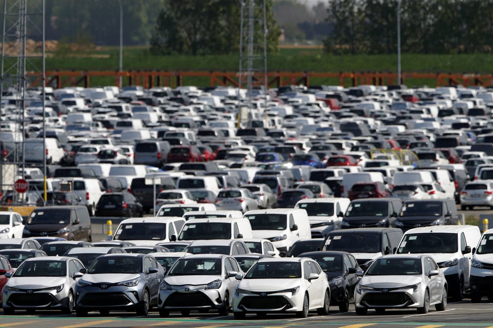 Voitures neuves garees a l'usine toyota motor manufacturing france a onnaing
