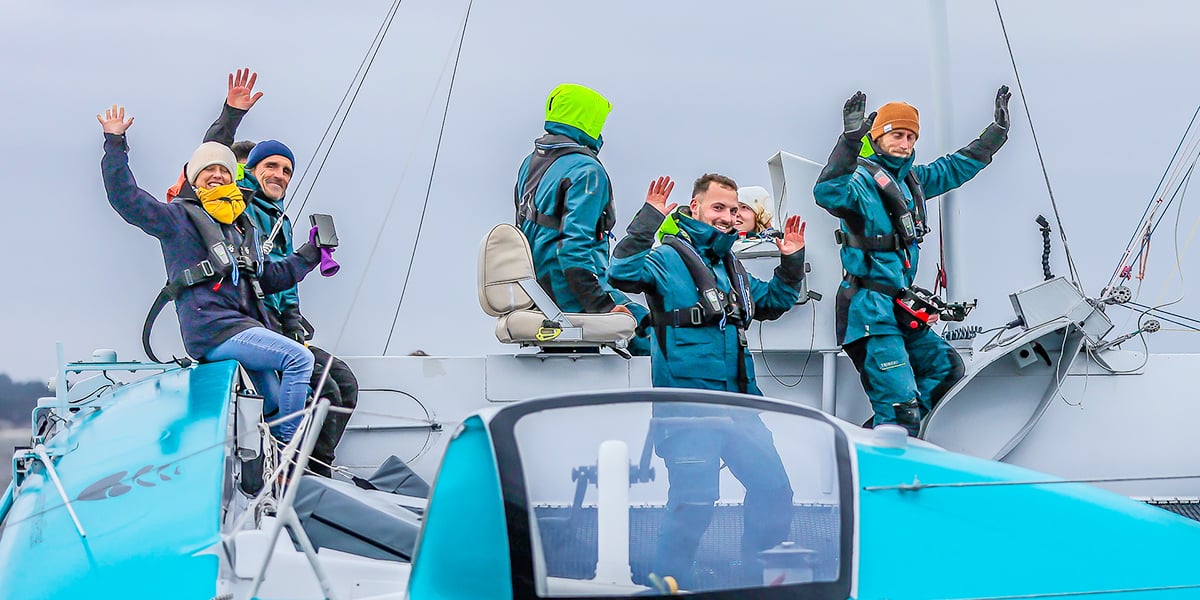 Lorsque tout l’équipage a les mains en l’air, démonstration est faite que la voile (le « SeaKite ») vole en mode automatique et propulse le navire à 12 nœuds.