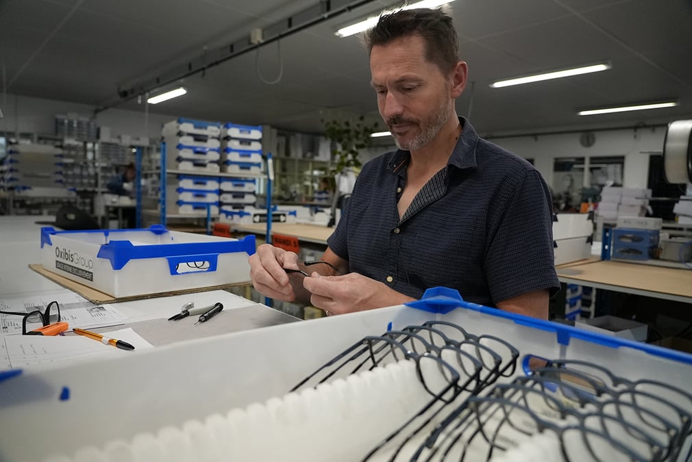 Des lunettes sont assemblées dans l'atelier d'Oxibis, à Morez dans le Jura.