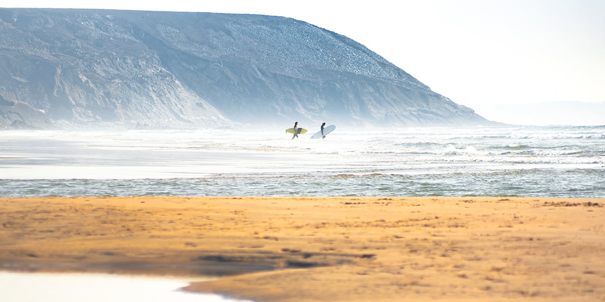 Deux surfeurs sur la plage de la Palue à Morgat.
