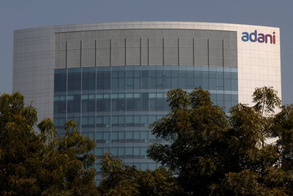 Le logo du groupe adani est visible sur la facade de son siege social a la peripherie d'ahmedabad