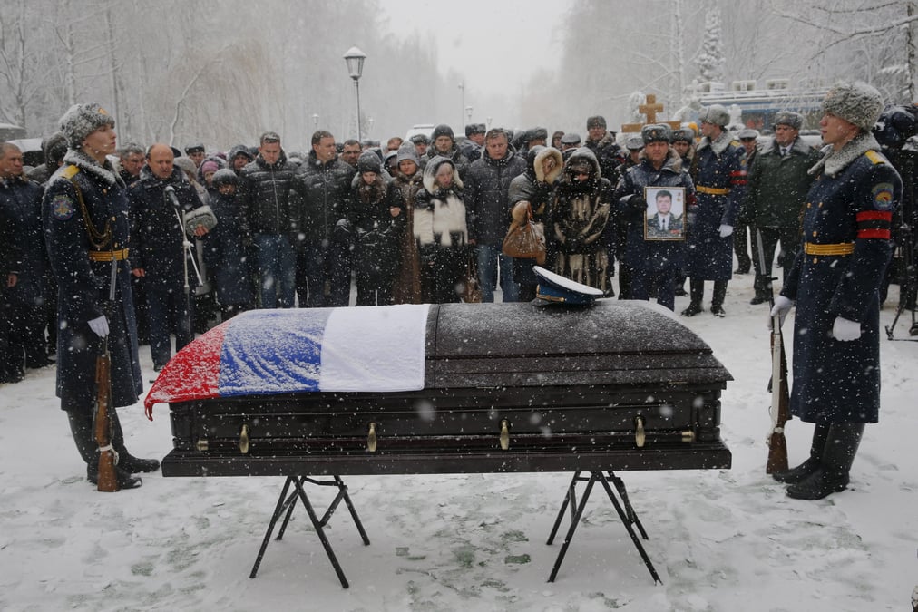 Obseques en russie du pilote tue par la chasse turque