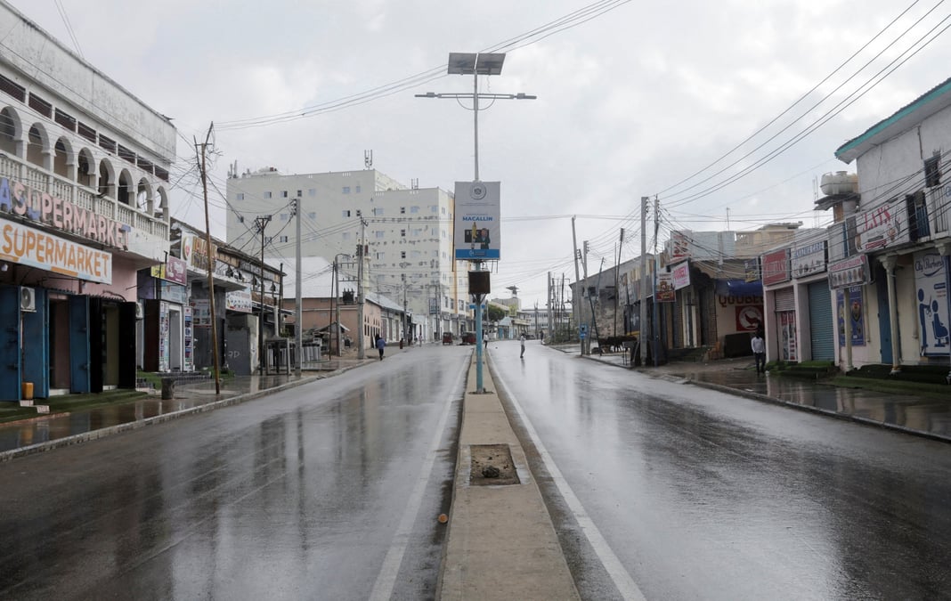 La rue maka al-mukarama deserte suite a une attaque de militants islamistes, a mogadiscio