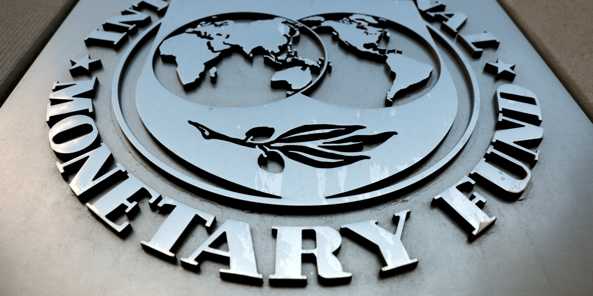 Le logo du fmi est visible a l'exterieur du batiment du siege a washington