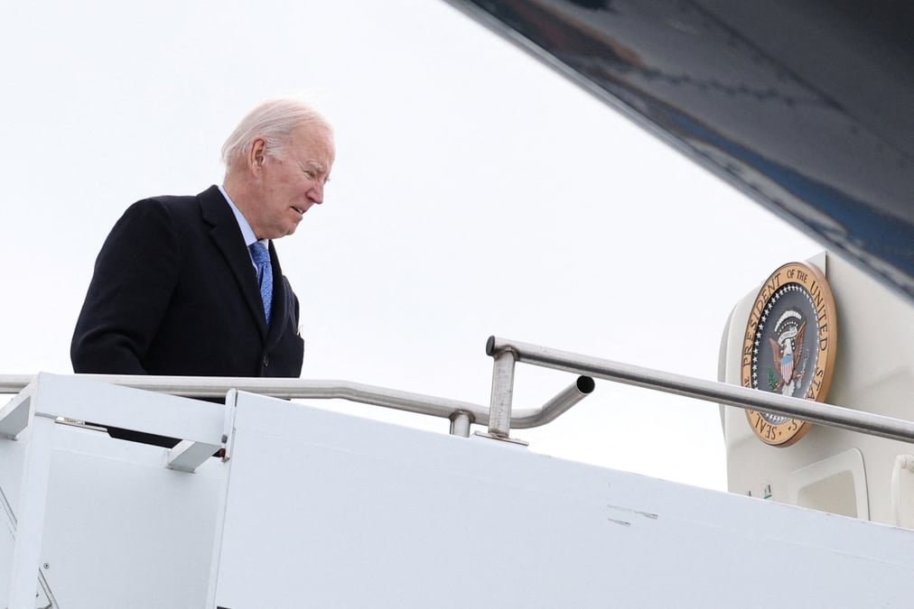 Joe biden monte a bord d'air force one