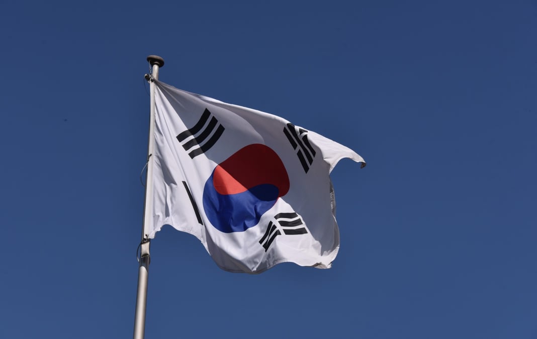 Après avoir été destitué hier, l'ex-président Yoon Suk Yeol ne s'est pas présenté ce dimanche matin alors qu'il était convoqué par le parquet pour un interrogatoire.