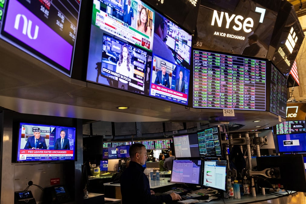 Photo d'un trader qui travaille sur le parquet de la bourse de new york (nyse)