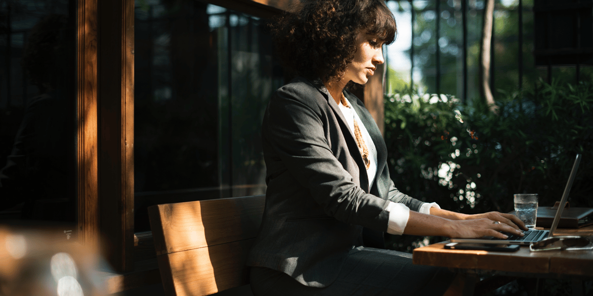 femme qui travail au bureau #desk #working girl