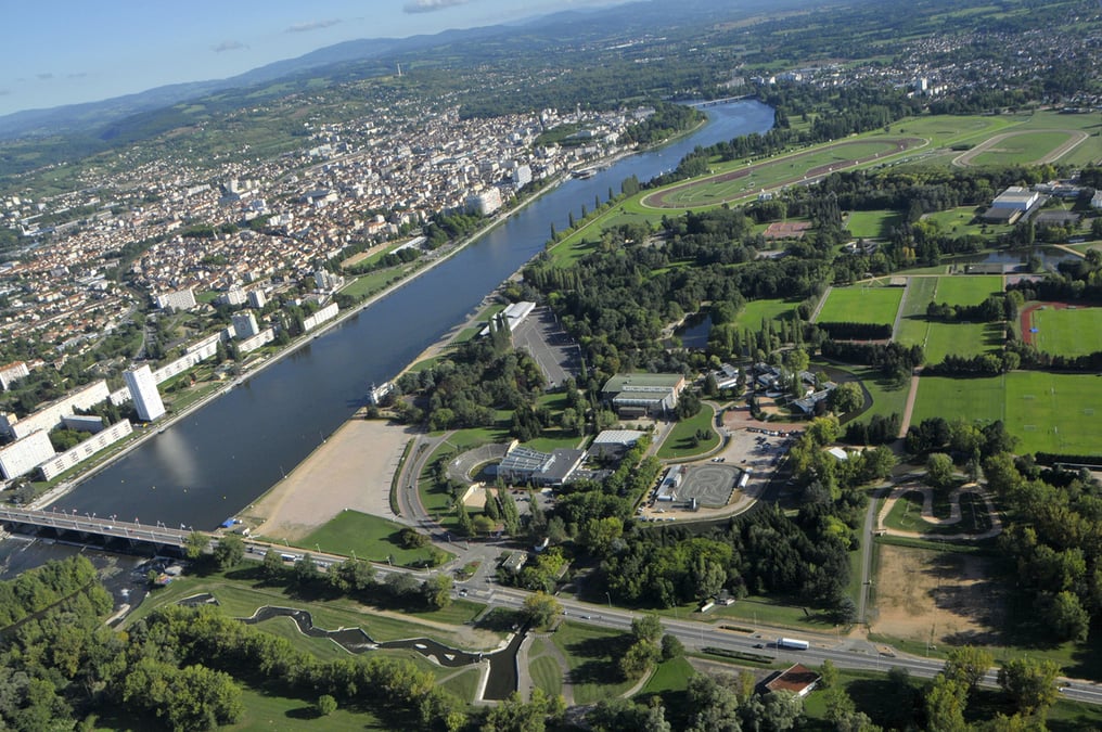 Vichy fait partie des 25 Territoires d'Industrie sélectionnés en novembre 2023. Sur les 25 choisis, 14 risquent de faire face à une pénurie de logements dans les années à venir pour accueillir les nouveaux arrivants liés à la création de nouveaux emplois et la croissance démographique.