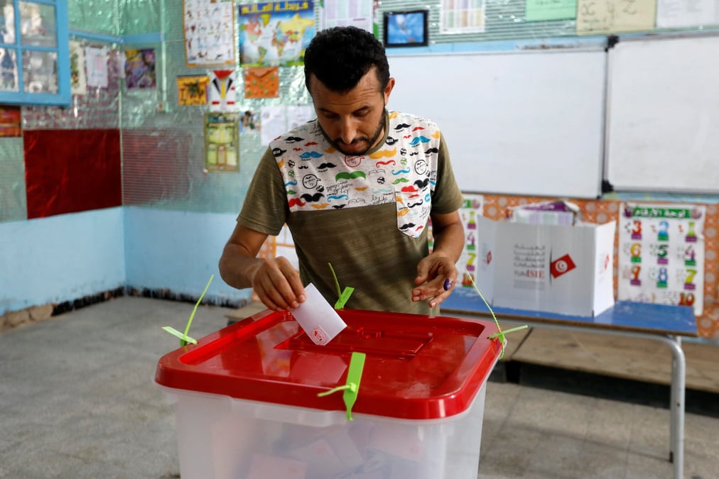 Tunisie: vote en faveur de la nouvelle constitution, mais faible participation, selon un sondage de sortie des urnes