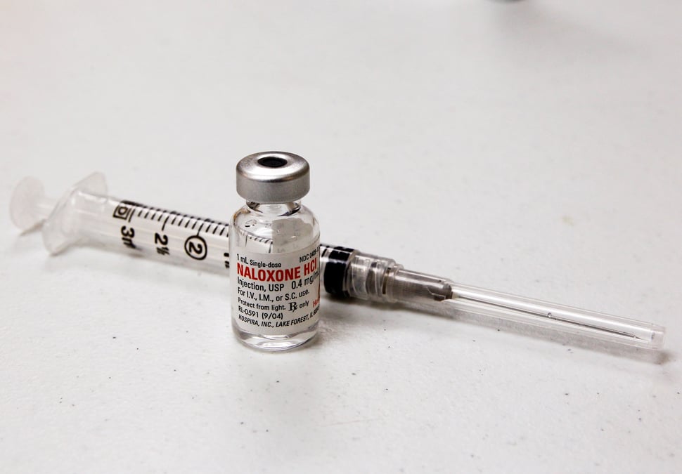 Photo d'un flacon de naloxone, destine aux personnes souffrant de surdoses d'opioides, et d'une seringue