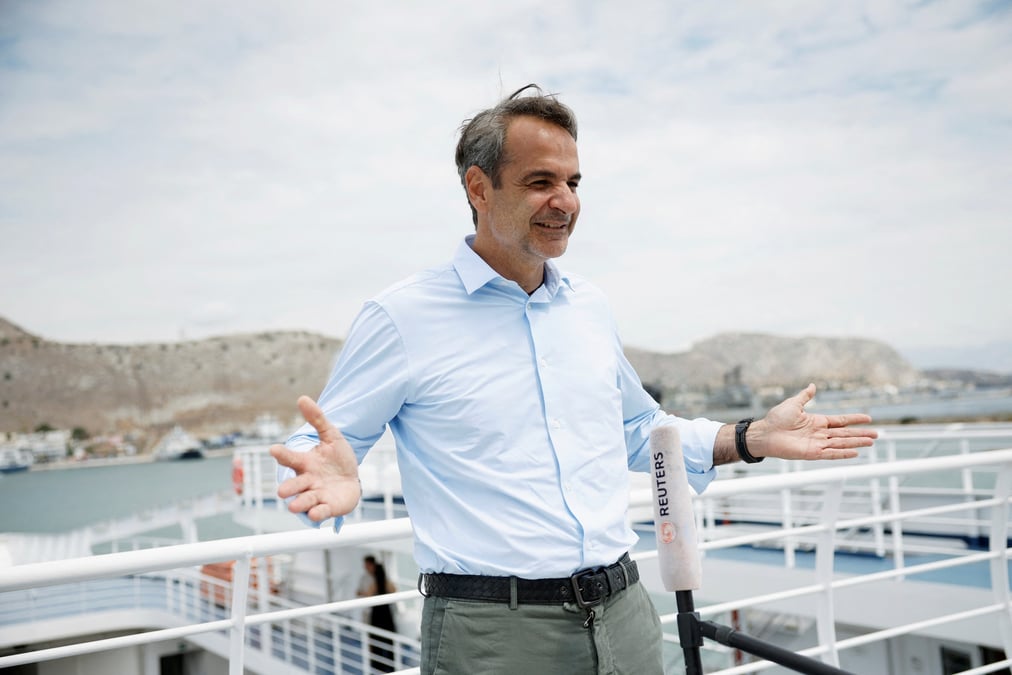 L'ancien premier ministre grec et leader du parti conservateur nouvelle democratie, kyriakos mitsotakis, parle lors d'une interview avec reuters sur un ferry pres de l'ile de salamina