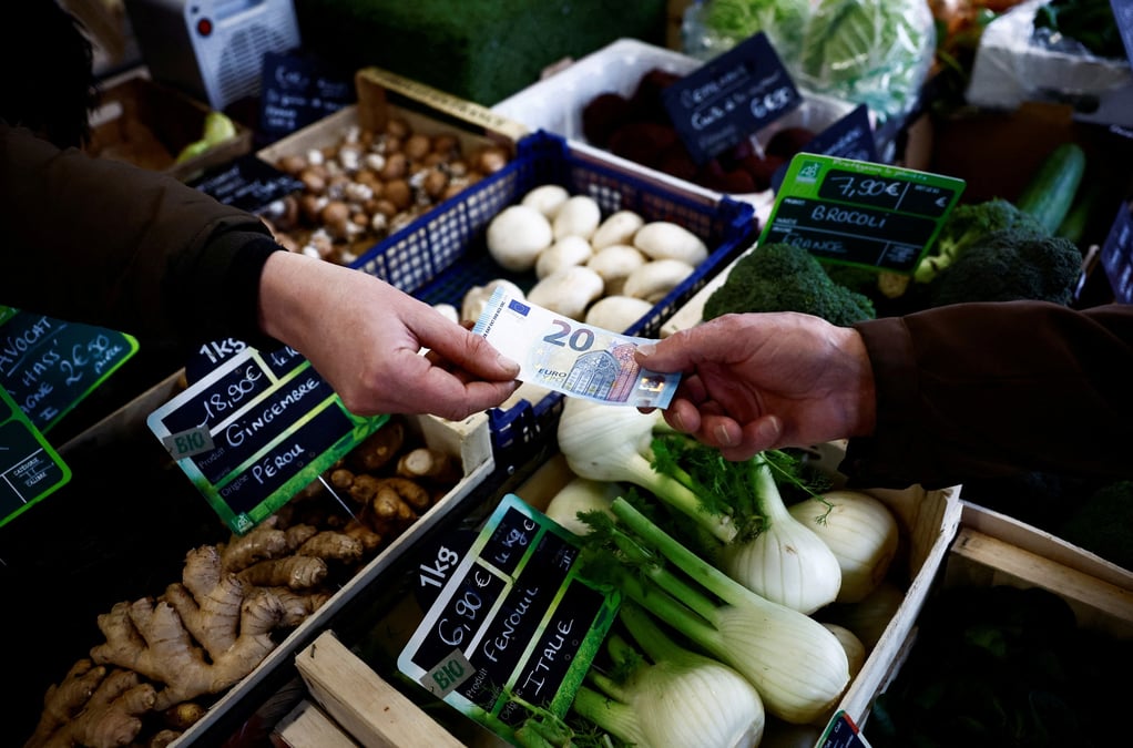 Un client achete des legumes dans un marche local a nantes