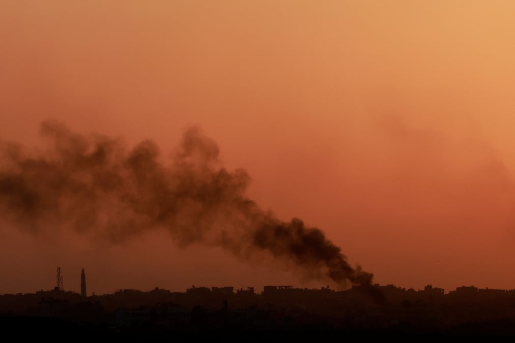 De la fumee s'eleve depuis gaza, vue d'israel