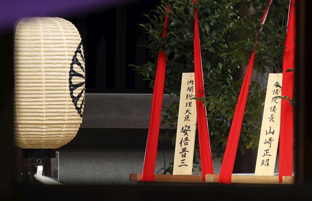 Le premier ministre japonais adresse une offrande au memorial controverse de yasukuni