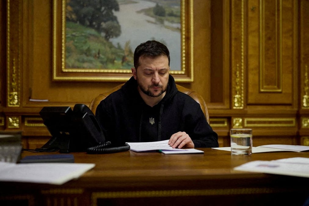 Le president ukrainien zelensky s'entretient avec le chancelier allemand scholz par telephone a kyiv
