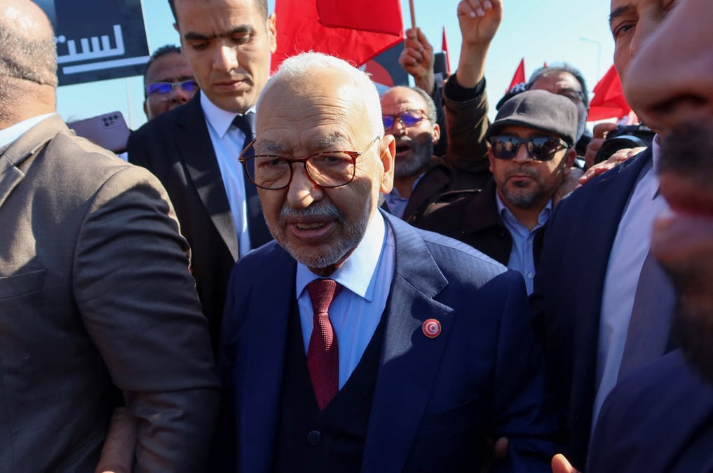 Rached ghannouchi, president d'ennahda, principal parti d'opposition en tunisie, arrive pour une audience devant un tribunal de tunis, tunisie