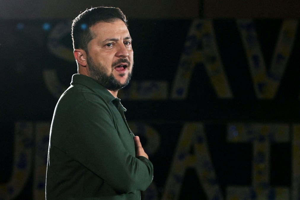 Le plan de paix en dix points proposé par le président ukrainien Volodimir Zelensky prévoit le rétablissement de l'intégrité territoriale de l'Ukraine, le retrait des troupes russes, la protection de l'approvisionnement en nourriture et en énergie, la sécurité nucléaire et la libération de tous les prisonniers.