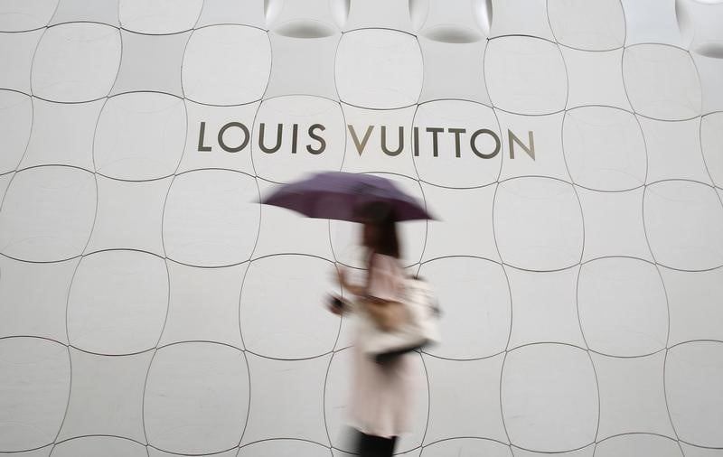 Lvmh, plus forte baisse du cac 40 a mi-seance